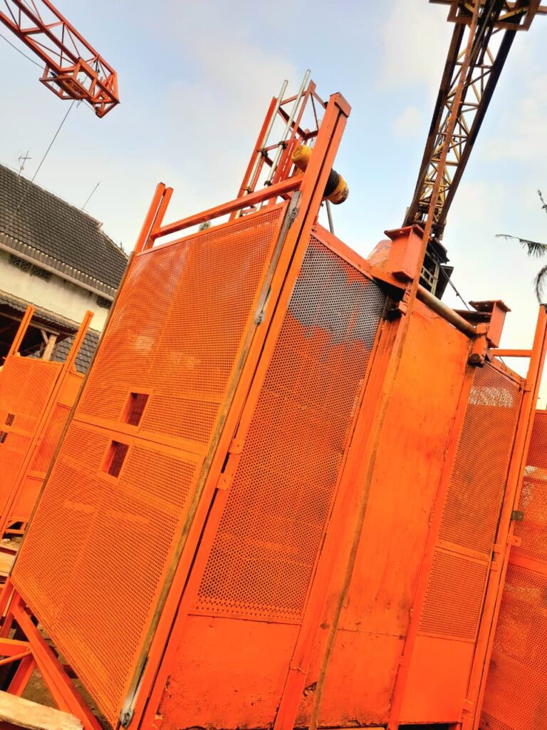 Sewa Lift Barang Surabaya Untuk Angkut Material Cepat