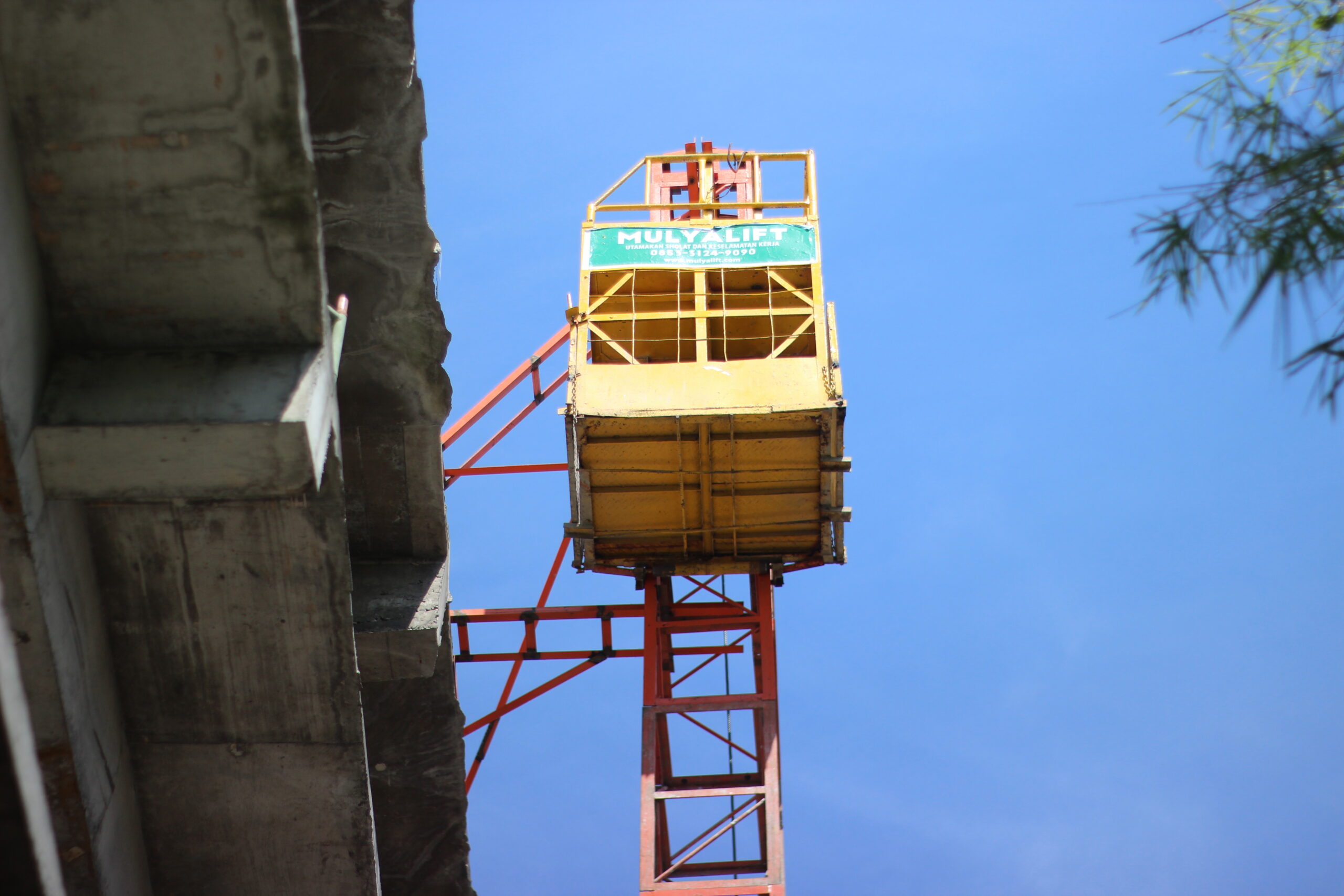 Sewa lift barang material Kendal