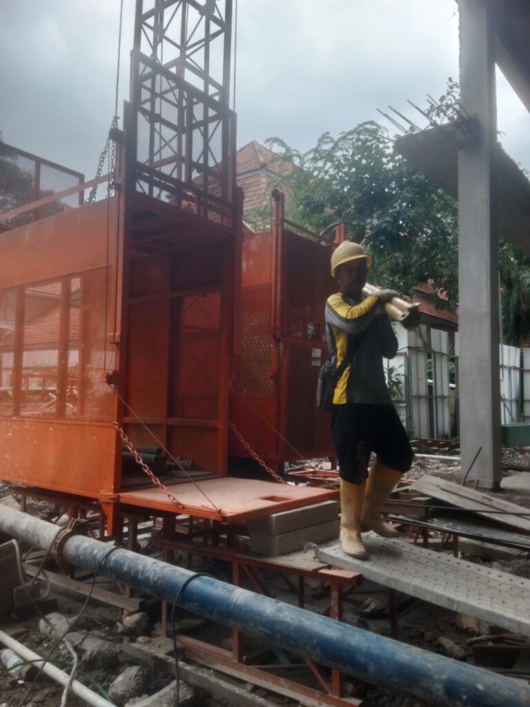 Jasa sewa lift barang Purwakarta kapasitas 1–4 ton.