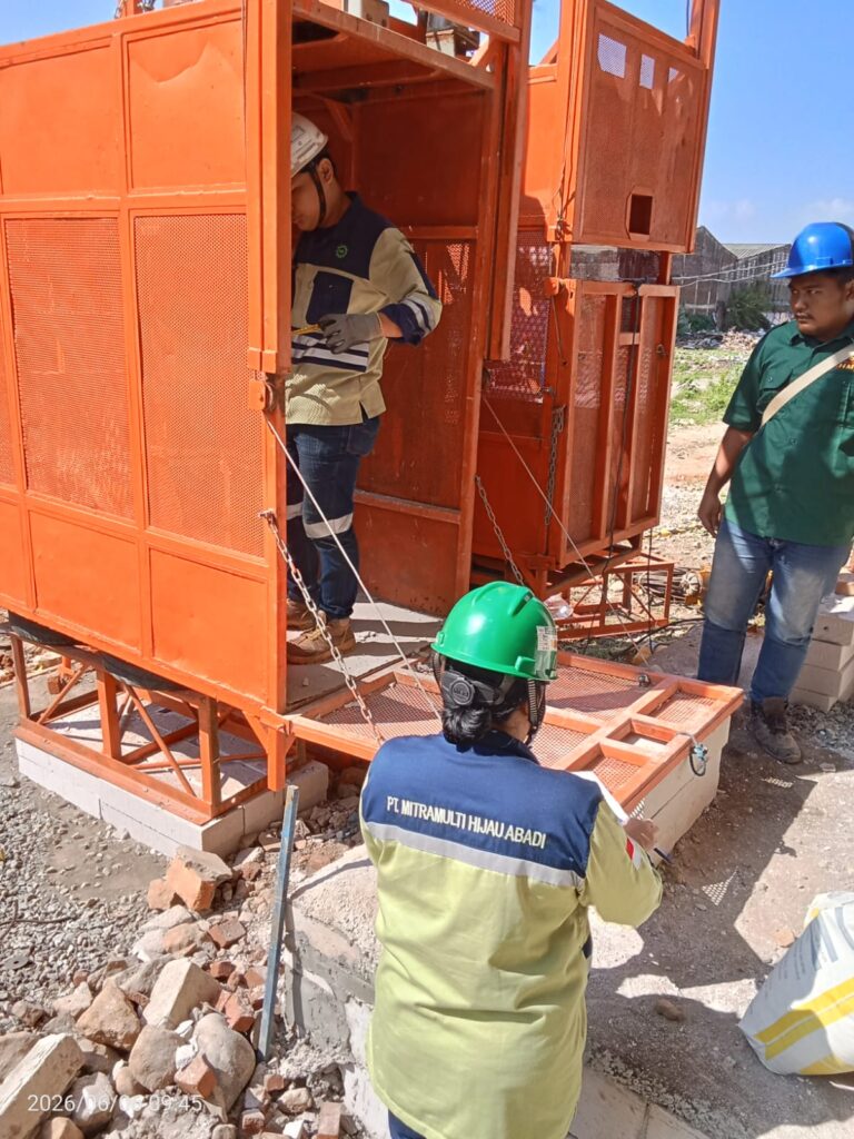 Jasa sewa lift barang Cirebon untuk pemindahan material proyek