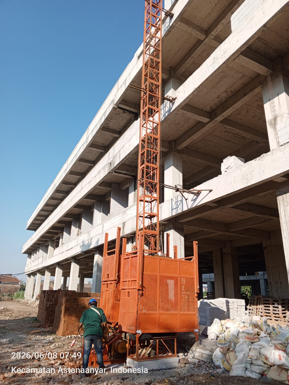 Jasa lift barang Jakarta Pusat untuk proyek konstruksi modern.