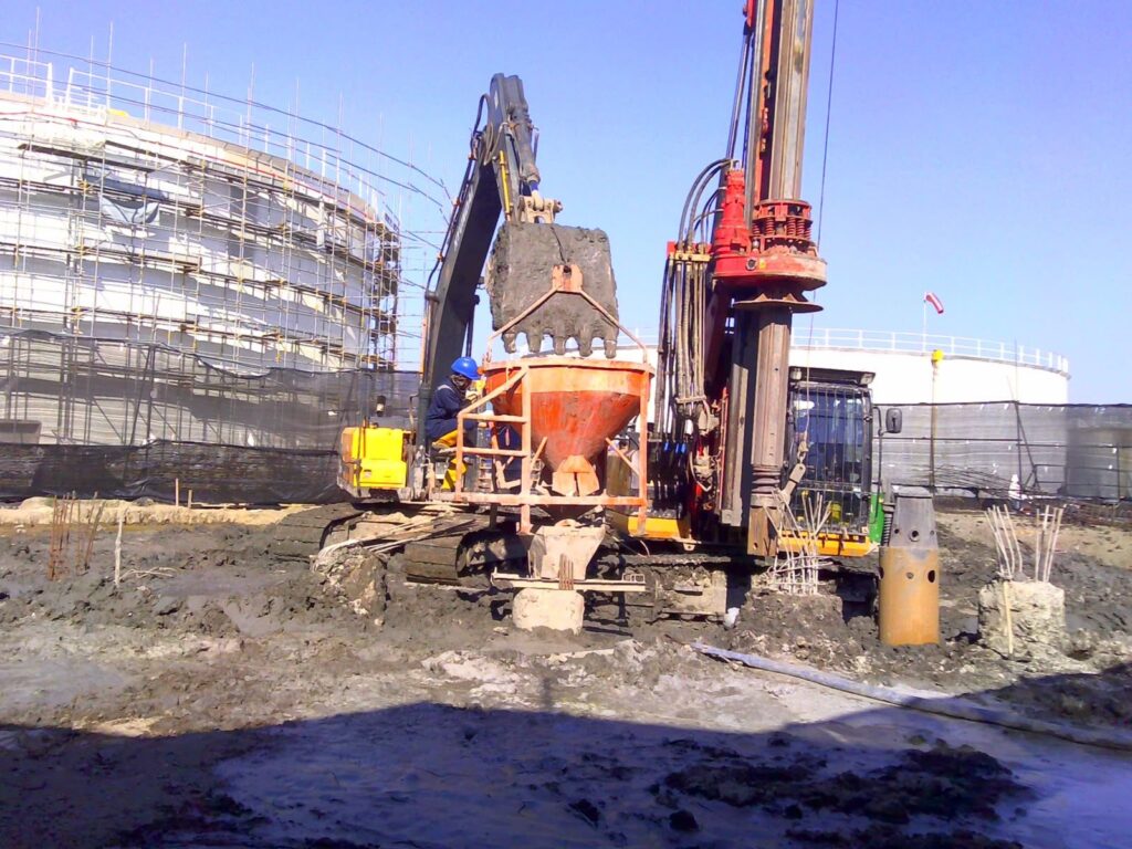 Jasa sewa bucket cor Gresik kapasitas 0,8–1,2 m³.